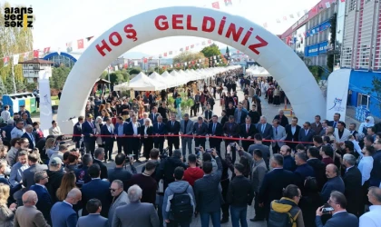 Türkiye'nin renkleri Karabük Üniversitesi'nde buluştu, 81 ilin kültürü kampüste hayat buldu.
